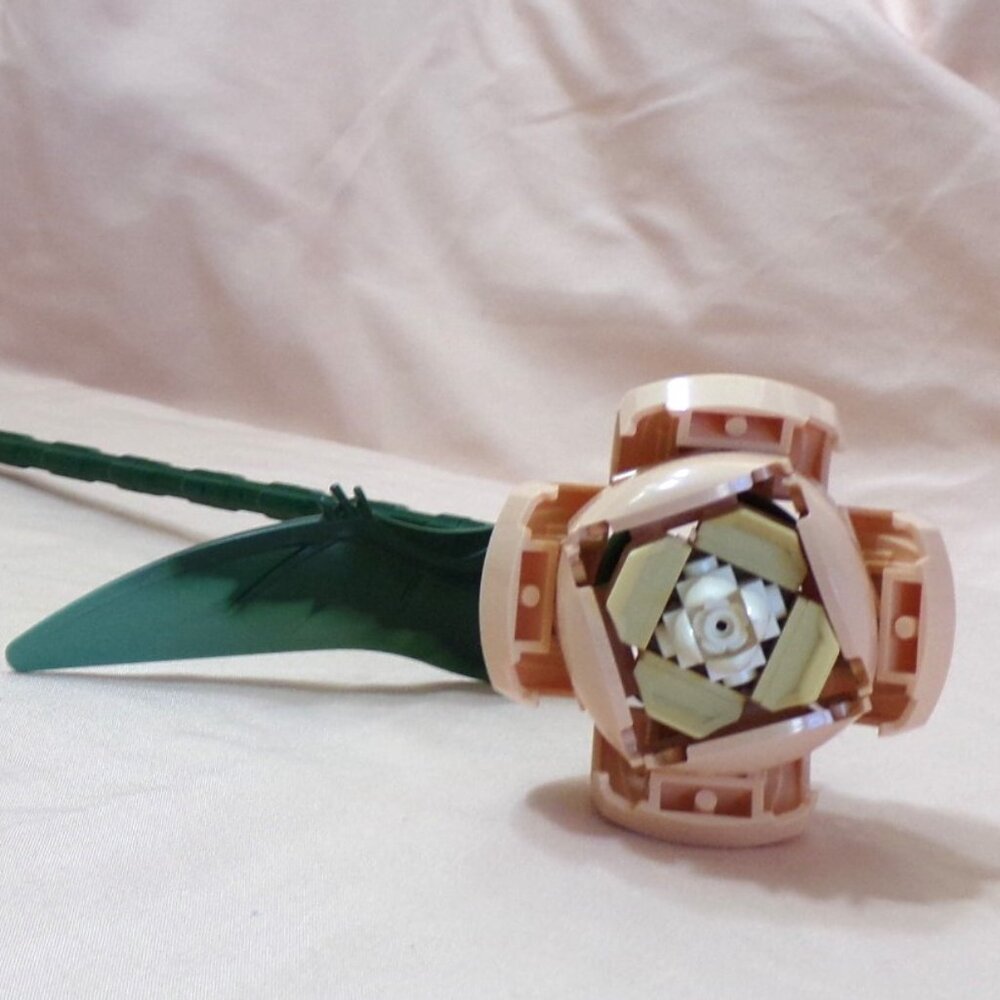 LEGO Botanical Flowers - 1 pcs Rose Tan Curved - Individual Sale 10280 Bouquet - Picture 6 of 8